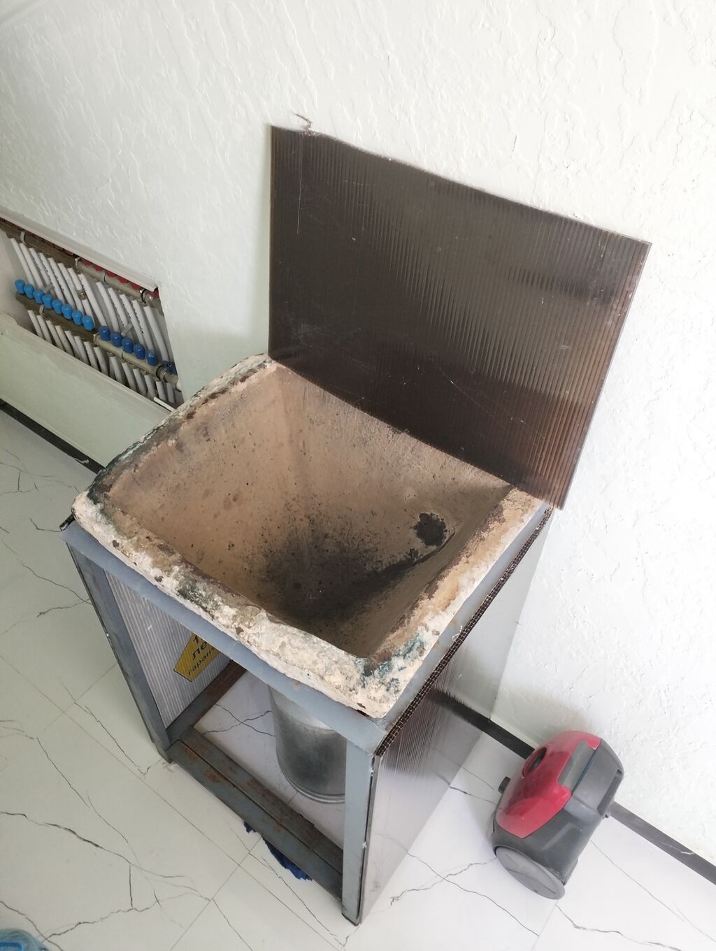Salam hər vaxtınız xeyir olsun. Bu su süzən daşın 1əsirdən çox yaşı — Mallar, Bakı