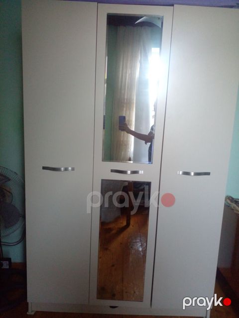 - 3 qapılı paltar şkafı - Rəng: ağ - Ön hissədə 2 ədəd tam boy güzgü