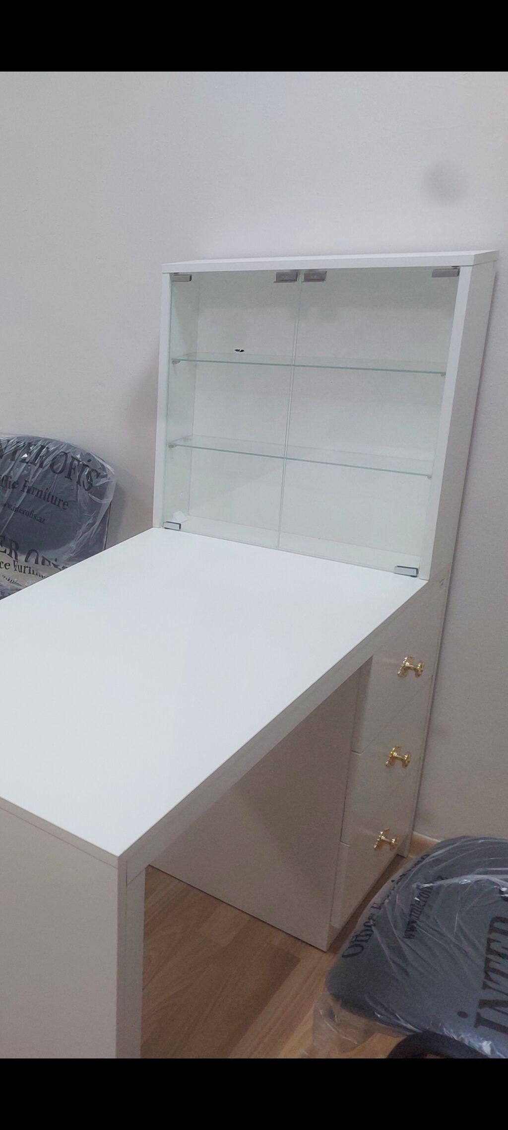 Salon ücün dırnaq masası yenidi işlənməyib ag rənq satılır ünvan — Mebel, Masazır