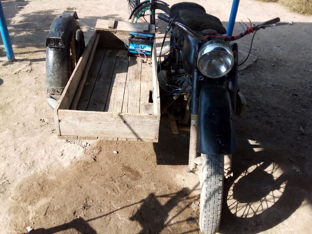 Köhnə tip motosiklet, yan qoşqu ilə. Xüsusiyyətlər: - Yanında ağacdan — Motosikletlər, İmişli (3)