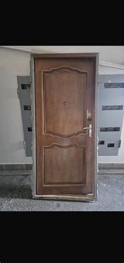 Seyf qapı – 205×97 sm Qiymət: 120 AZN Yer: 3-cü mikrorayon, 8123 — YENI VE IKINCI EL