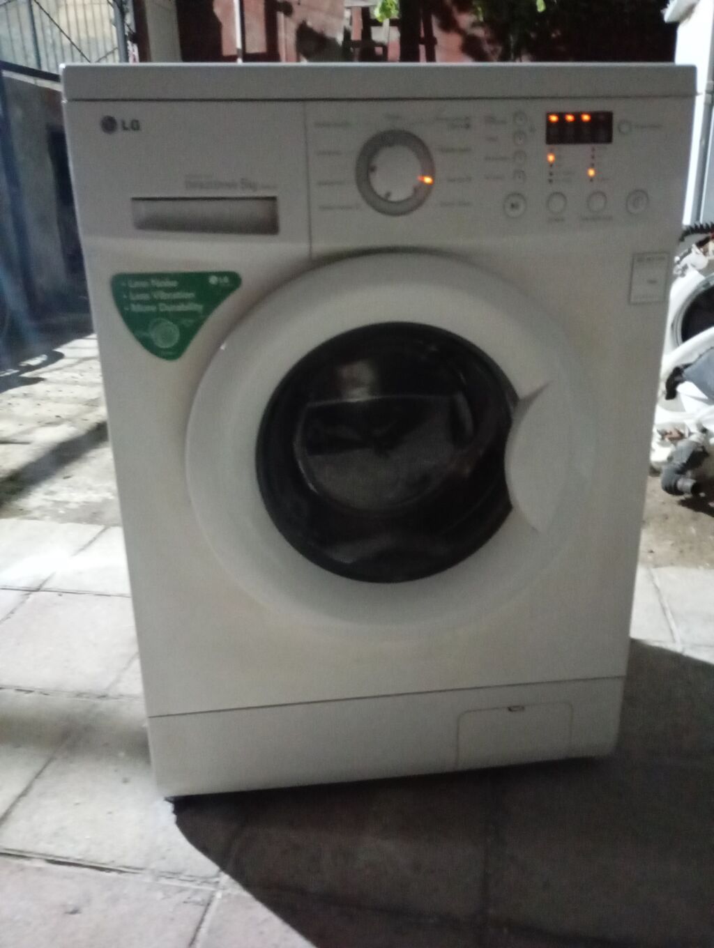 LG markalı paltaryuyan maşın. **Xüsusiyyətləri:** - **Brend:** LG -