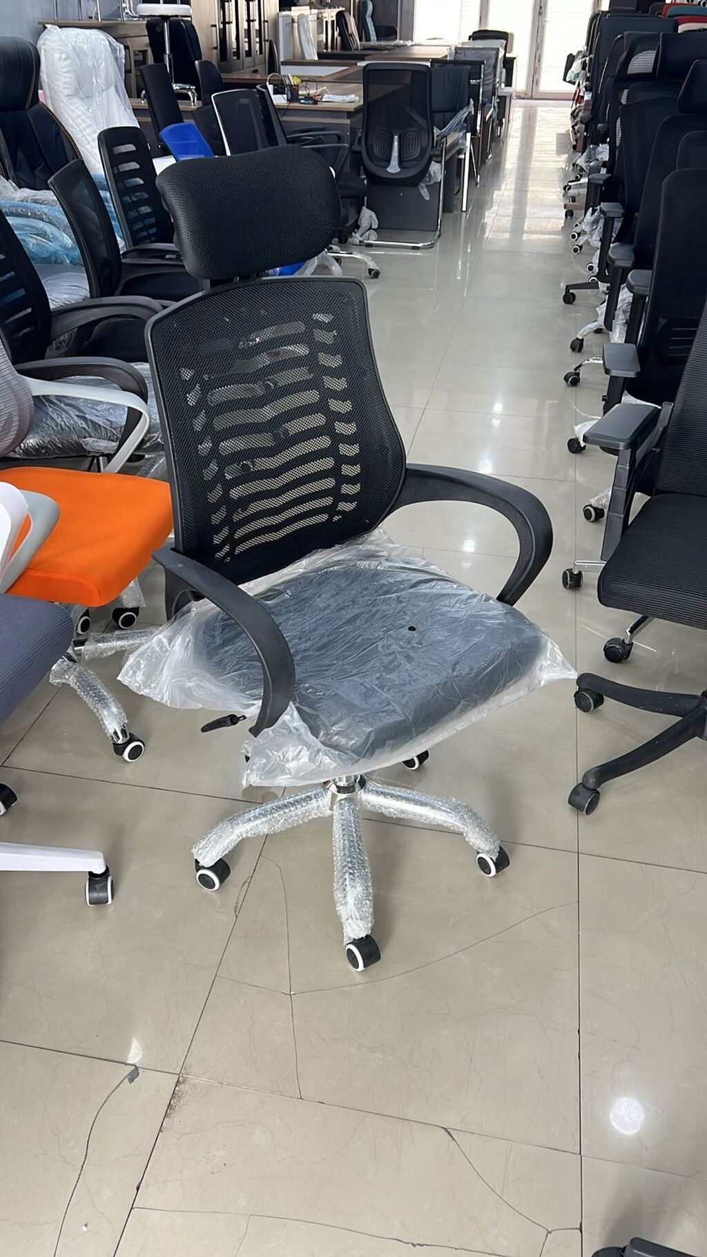Ofis kreslası — yeni, təkərli, tənzimlənən qollar, süni dəri — Ofis mebeli, Bakı (10)