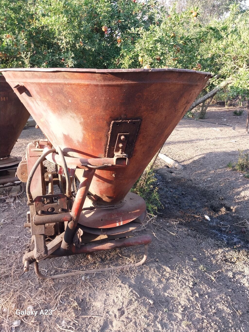 Traktora qoşulan mineral gübrə səpən aparat - Üstdən yükləməli, iri