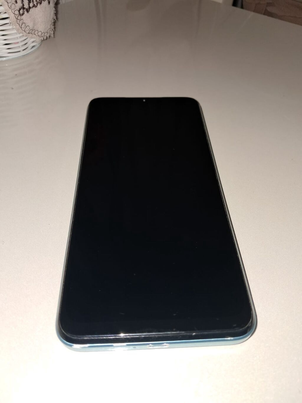 Itel smartfon - Rəng: mavi gövdə - Ekran: tam ekran, nazik çərçivələr