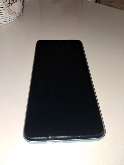 Itel smartfon - Rəng: mavi gövdə - Ekran: tam ekran, nazik çərçivələr