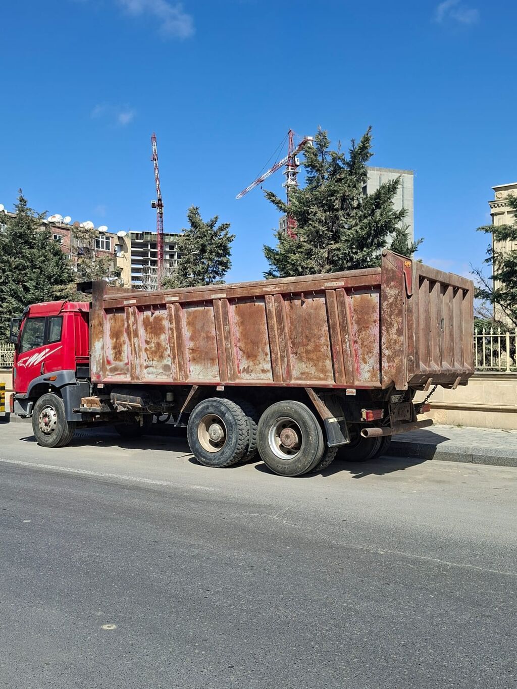 Çən tipli yükdaşıma/dökmə materiallar üçün tipper (dump) maşını — Yük maşınları, Bakı (3)