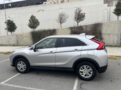 Mitsubishi Eclipse Cross – gümüş rəngli kompakt krossover. Texniki və