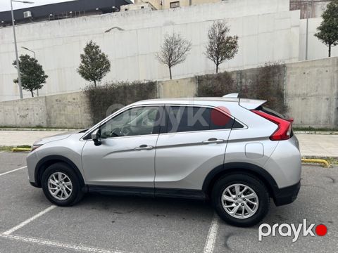 Mitsubishi Eclipse Cross – gümüş rəngli kompakt krossover. Texniki və