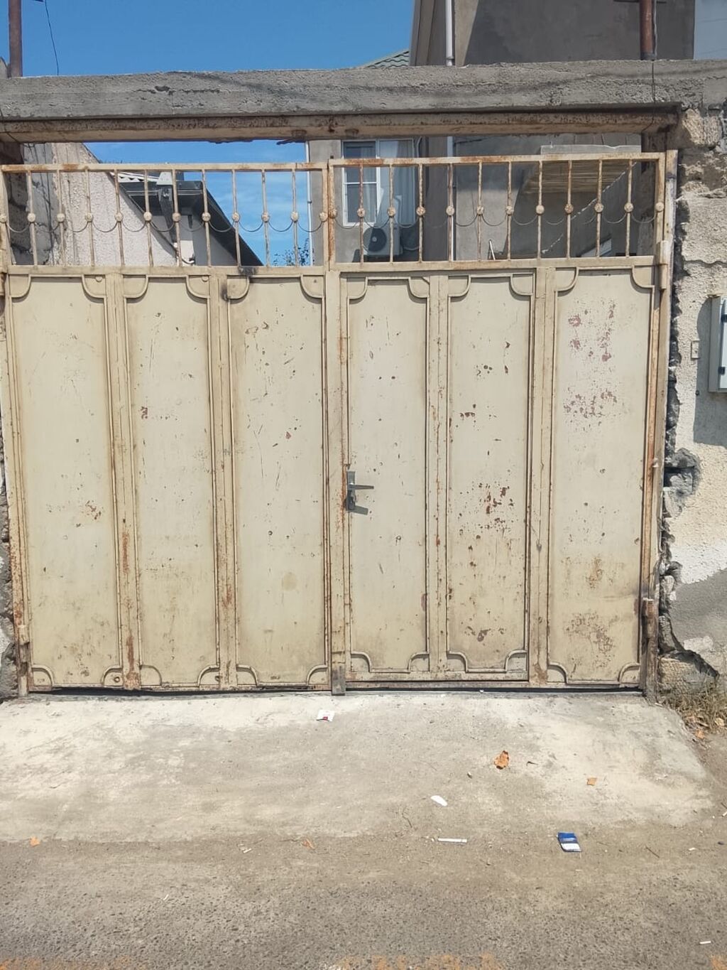 Hündürlüyü 2,50/eni 3 m olan darvaza satılır. Qiyməti 350 manat. Ünvan