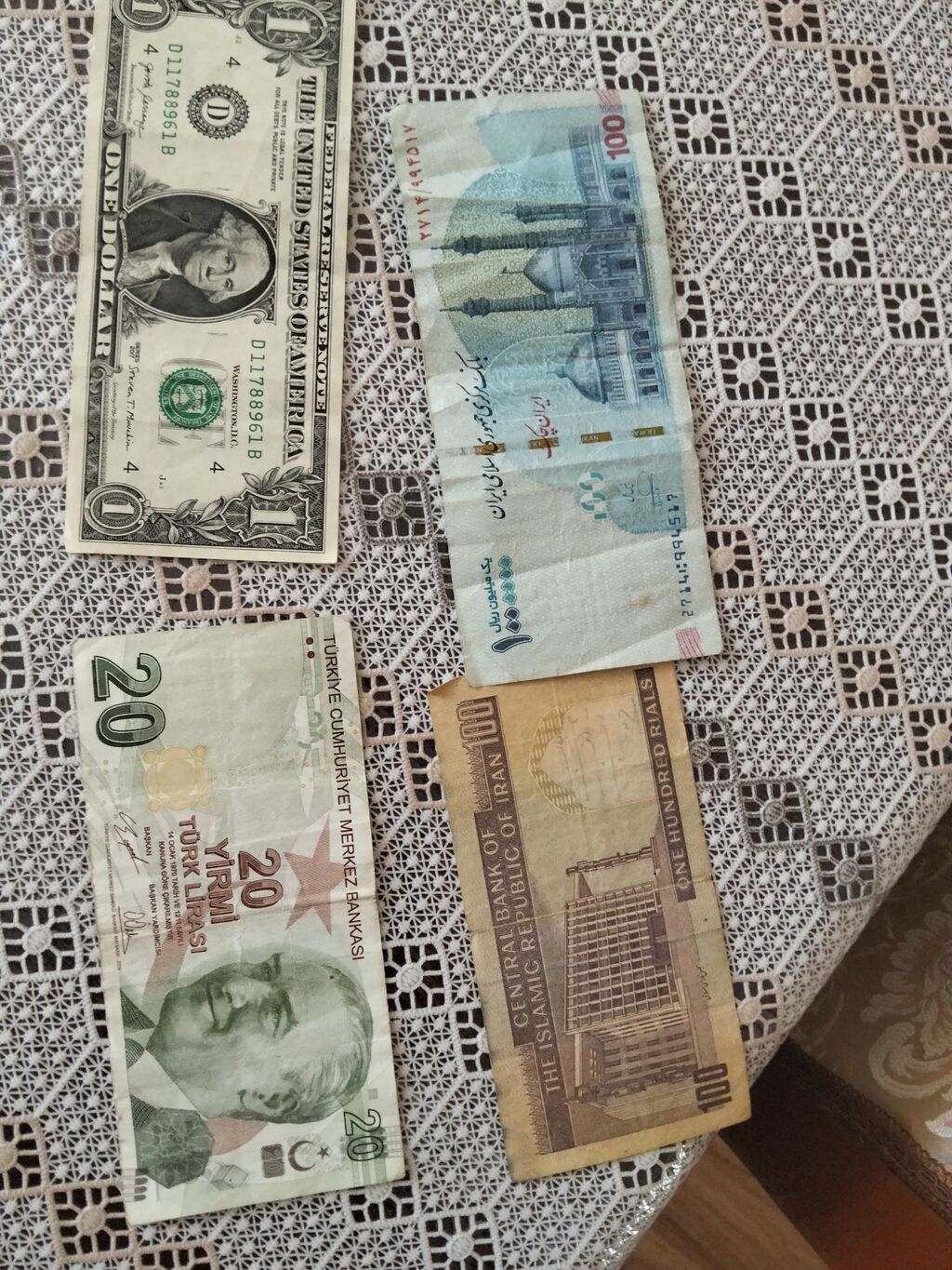 Kolleksiya üçün müxtəlif ölkələrin köhnə kağız pulları dəsti Dəstdə