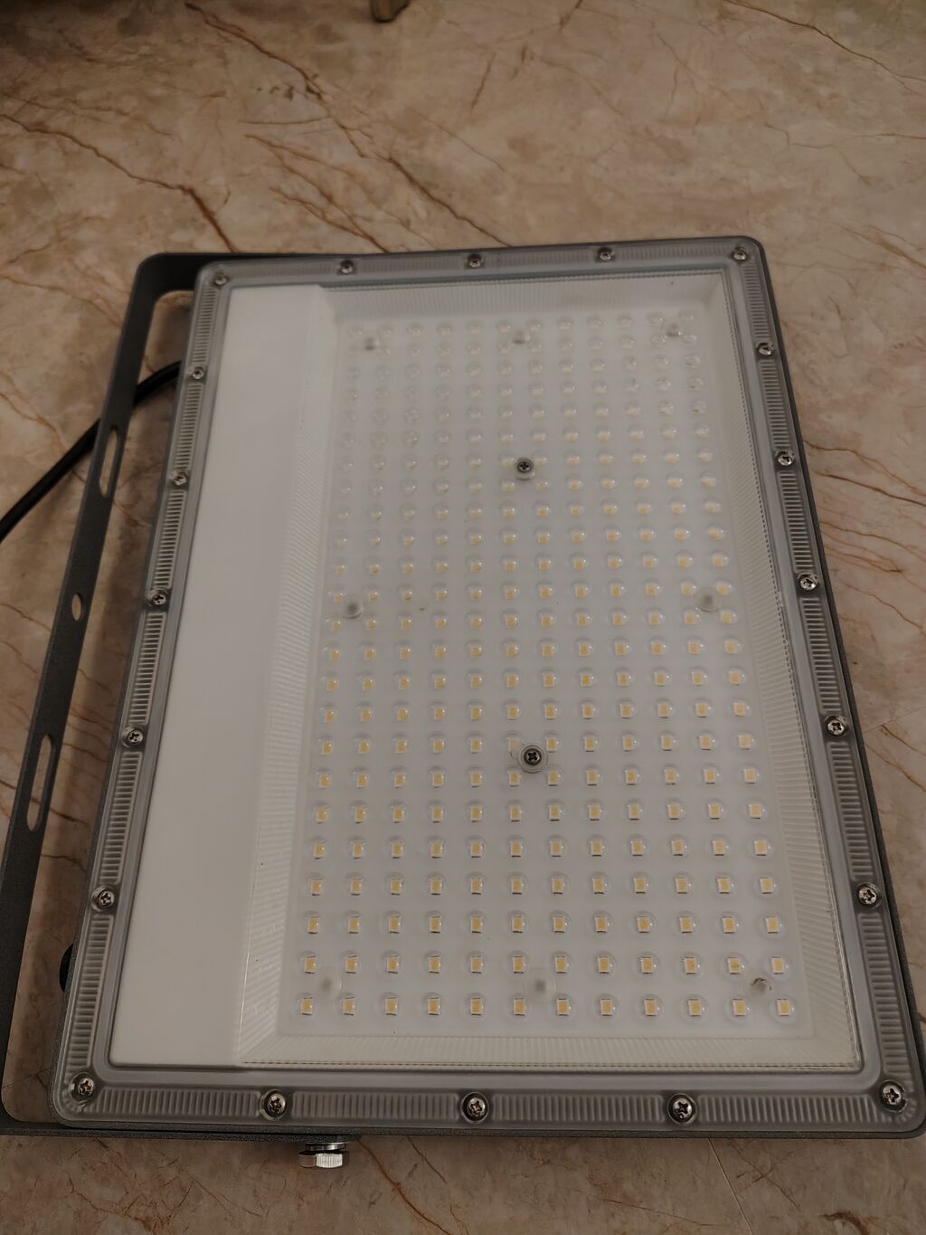 200W gücündə LED proyektor. cox az işlenib isial veziyetdedi TR LIGHT