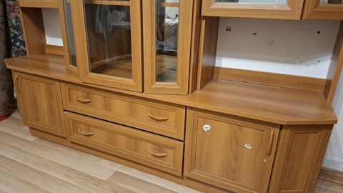 Şkaf–vitrin dəsti - Material: ağac teksturasında laminat - Üst hissə