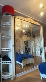Klassik üslubda açıq krem rəngli qarderob şkafı - Sürgülü qapılar: ön — Furniture