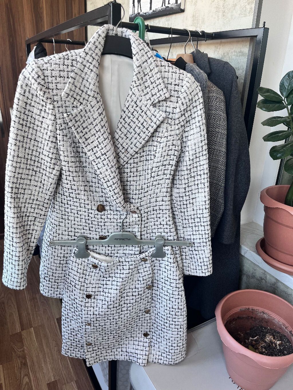 Qadınlar üçün dəst – tweed parça blazer və ətək - Rəng: ağ fon — Şəxsi əşyalar, Bakı (2)
