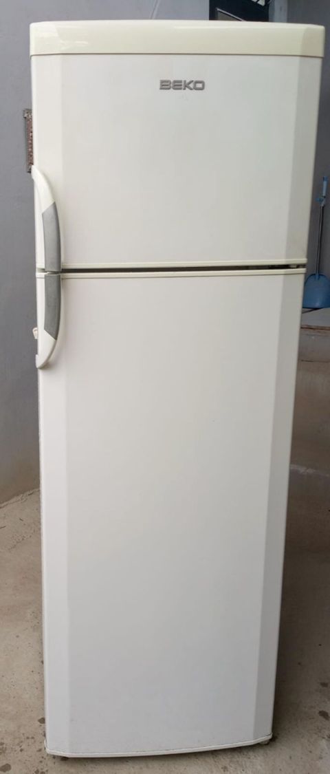 Beko soyuducu yaxşı veziyetde heç bir prablemi yoxdu boy180 eni 60