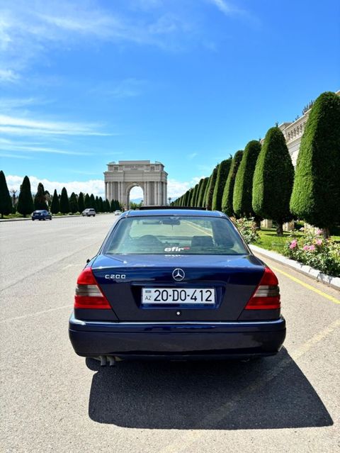 Mercedes-Benz C200 sedan - Kuzov: W202, 4 qapı, tünd göy rəng -