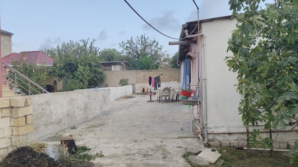 Satılır: həyət sahəsi və tikili - Darvazalı, daş hasarlı həyət sahəsi — Torpaq, Bakı (5)