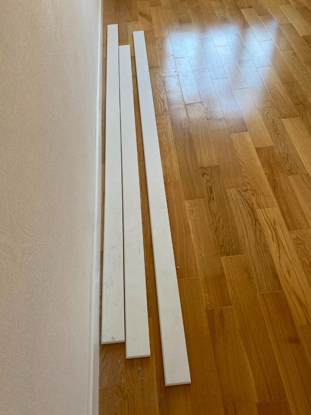 Eni 10 sm uzunlugu 7.5 sm. 3 eded. Sade ag plintus. MDF. Temirden