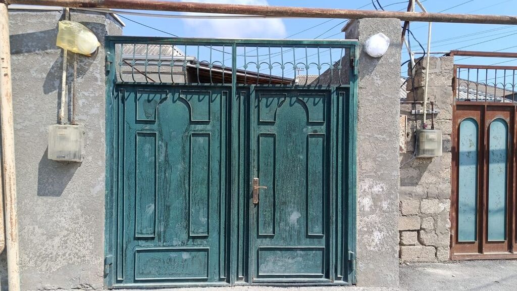 Darvaza satılır 500 azn Curuyu yoxdu 1 ildi kraskalanib 2.40 en