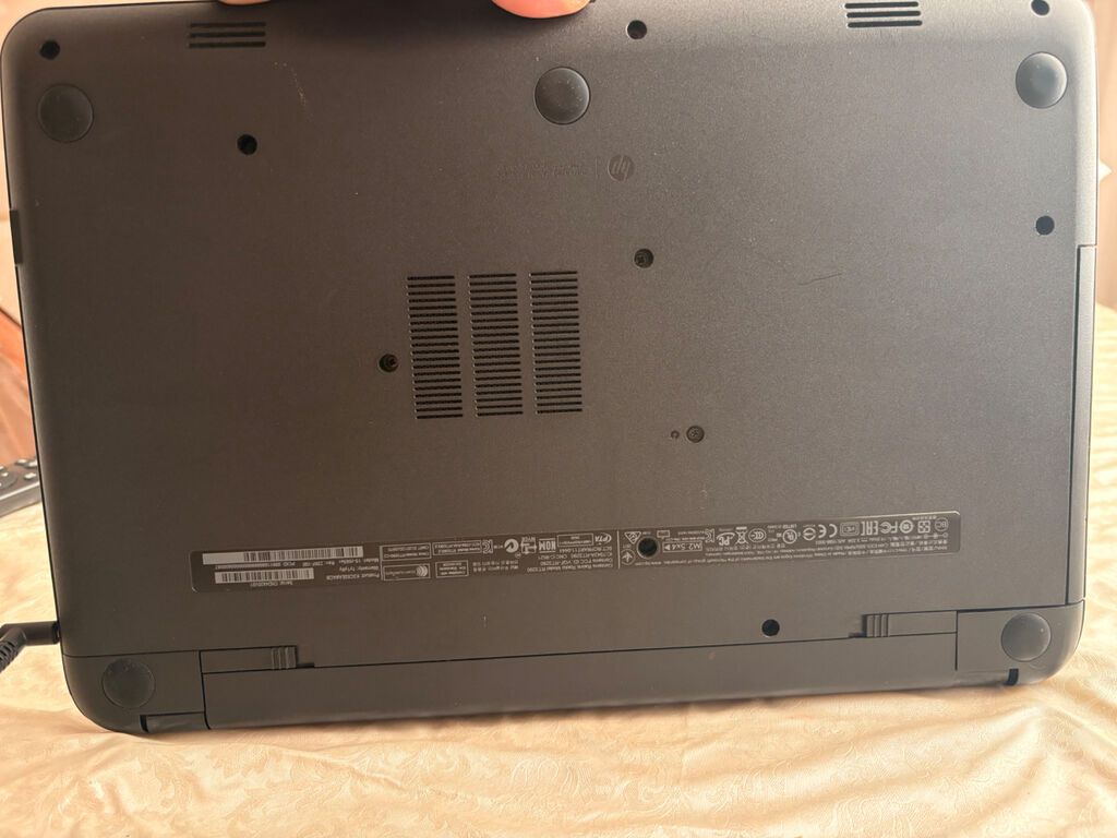 HP noutbuk satılır. Korpus boz rəngdədir, klassik və sadə dizayna