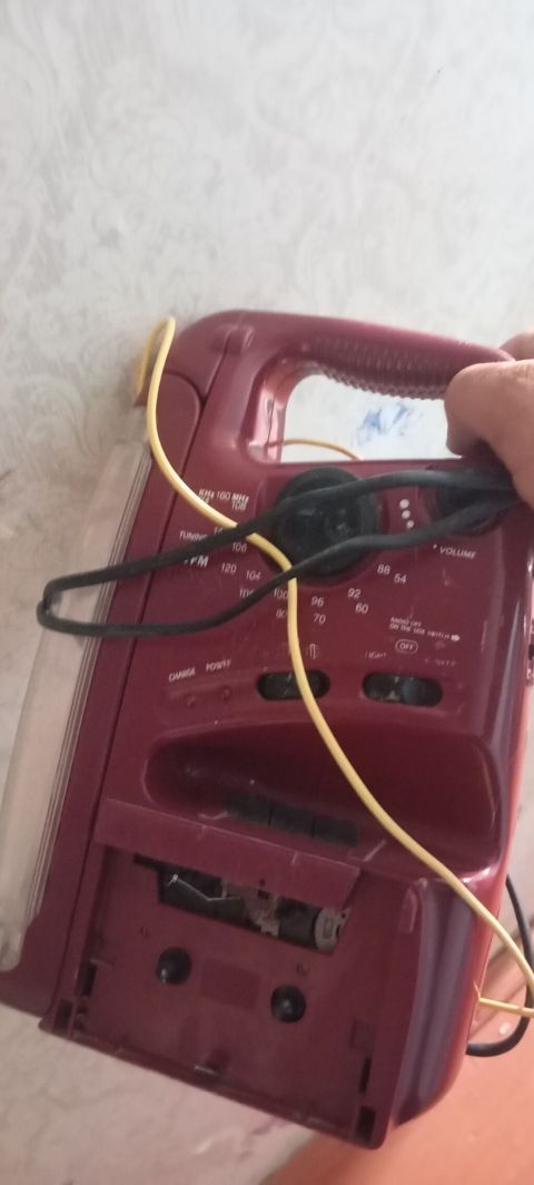 Qədimi radio antikvar eşya Tek radiosu işleyir