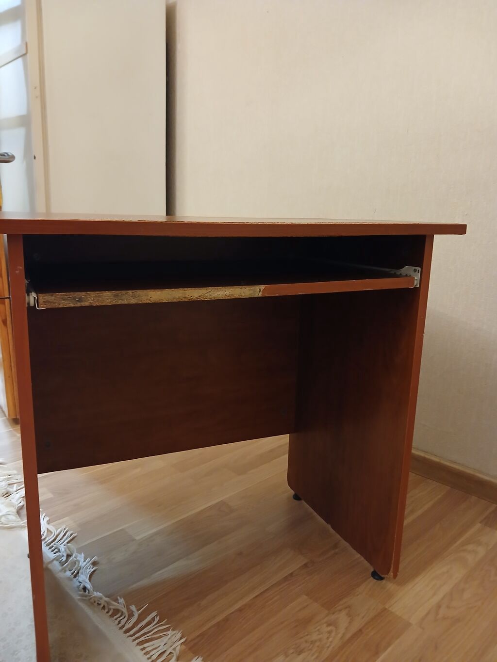 Kompüter masası, ağac naxışlı laminat, 100x55x70 sm