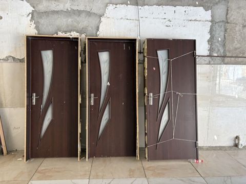 Daxili qapılar – şüşəli dekorlu, tünd qoz rəngində - Material
