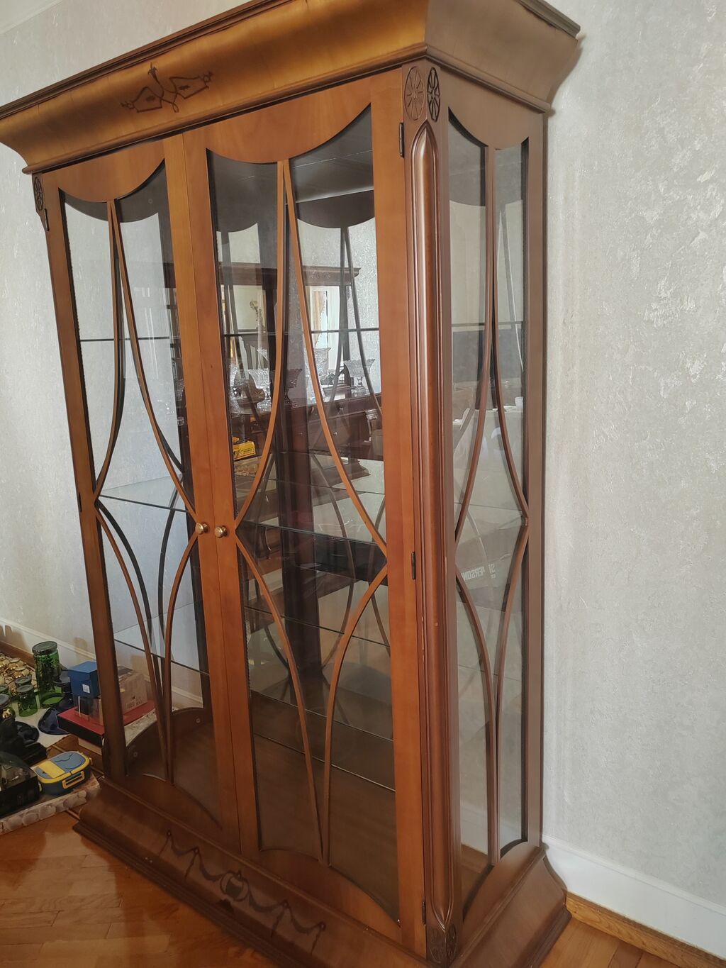 Zövqlü vitrin şkaf - Material: massiv ağac karkas, şüşə qapılar və — Mallar, Bakı (6)