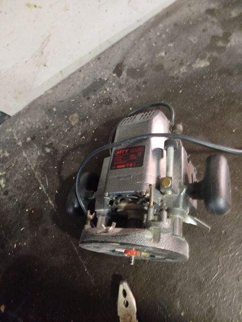 Frez az işlenib masazirdadi.MTT elektrik frezə (marşrutlayıcı) - Növ