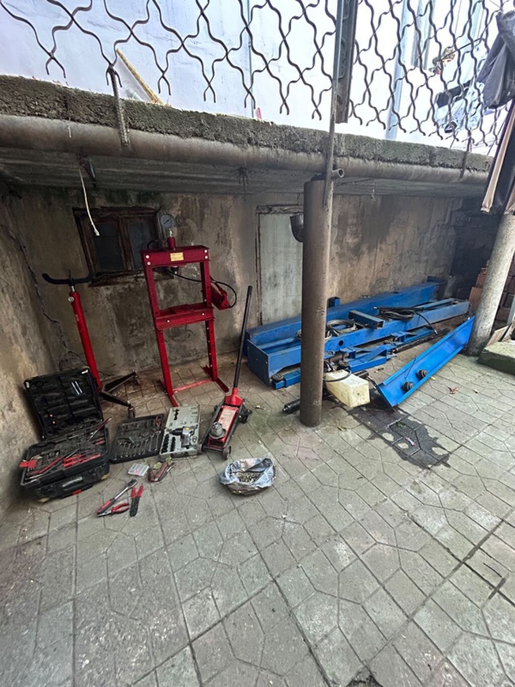 Avto-servis üçün avadanlıq komplekti Tərkib: - Hidravlik press — Biznes və avadanlıq, Bakı