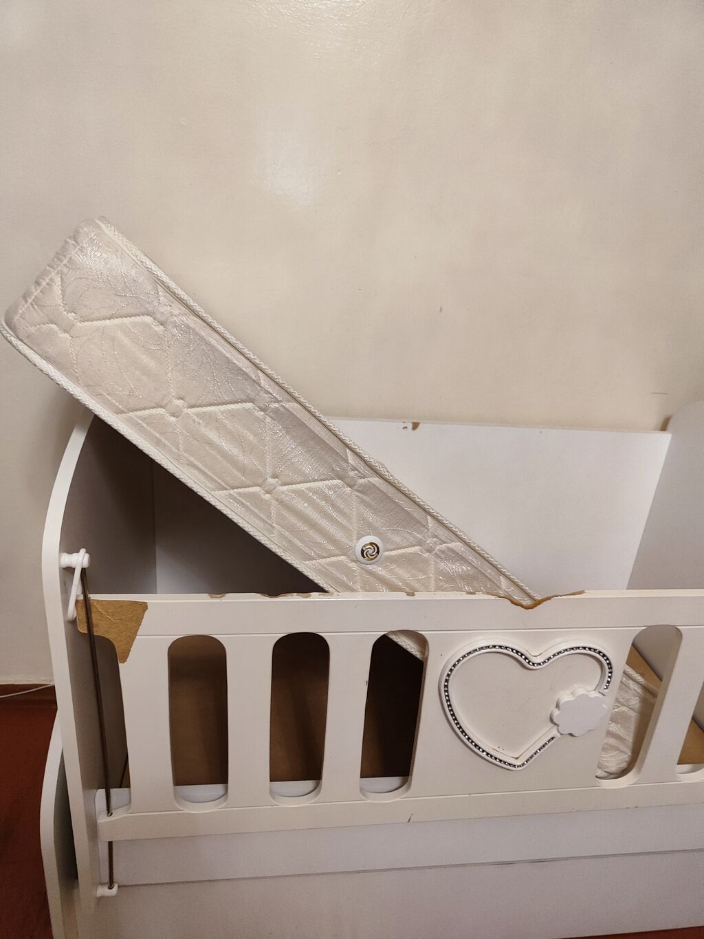 Uşaq beşiyi və uşaq gəzdirici (walker) dəsti Uşaq beşiyi: - Rəng: ağ — Mebel, Bakı (2)