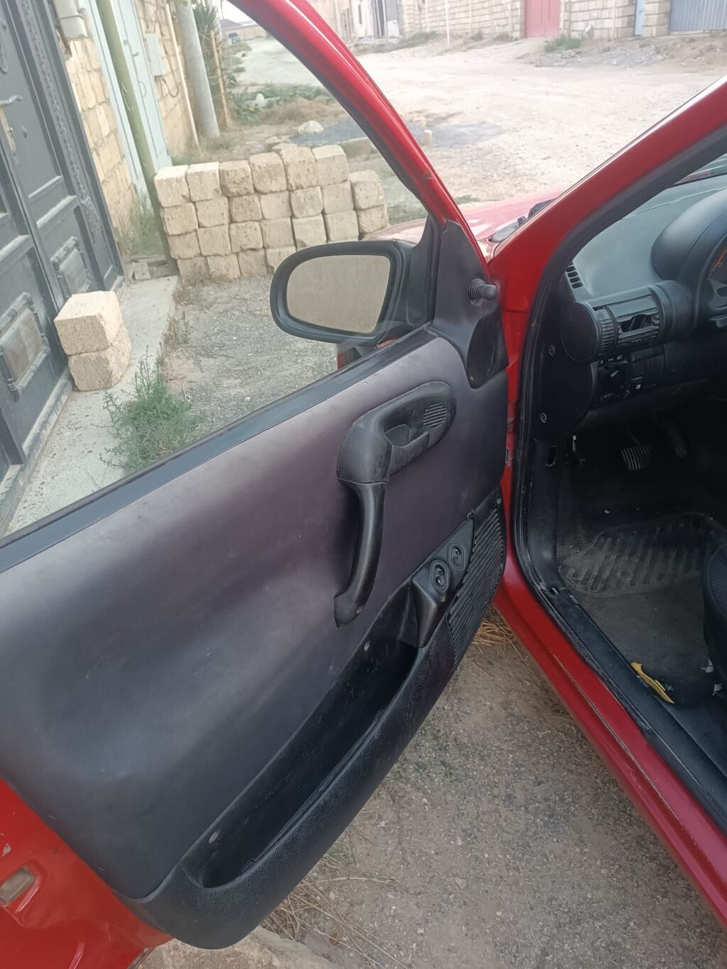 Qırmızı rəngli şəhər avtomobili – 5 qapılı hatchback. otur sur — Avto, Qobu (8)