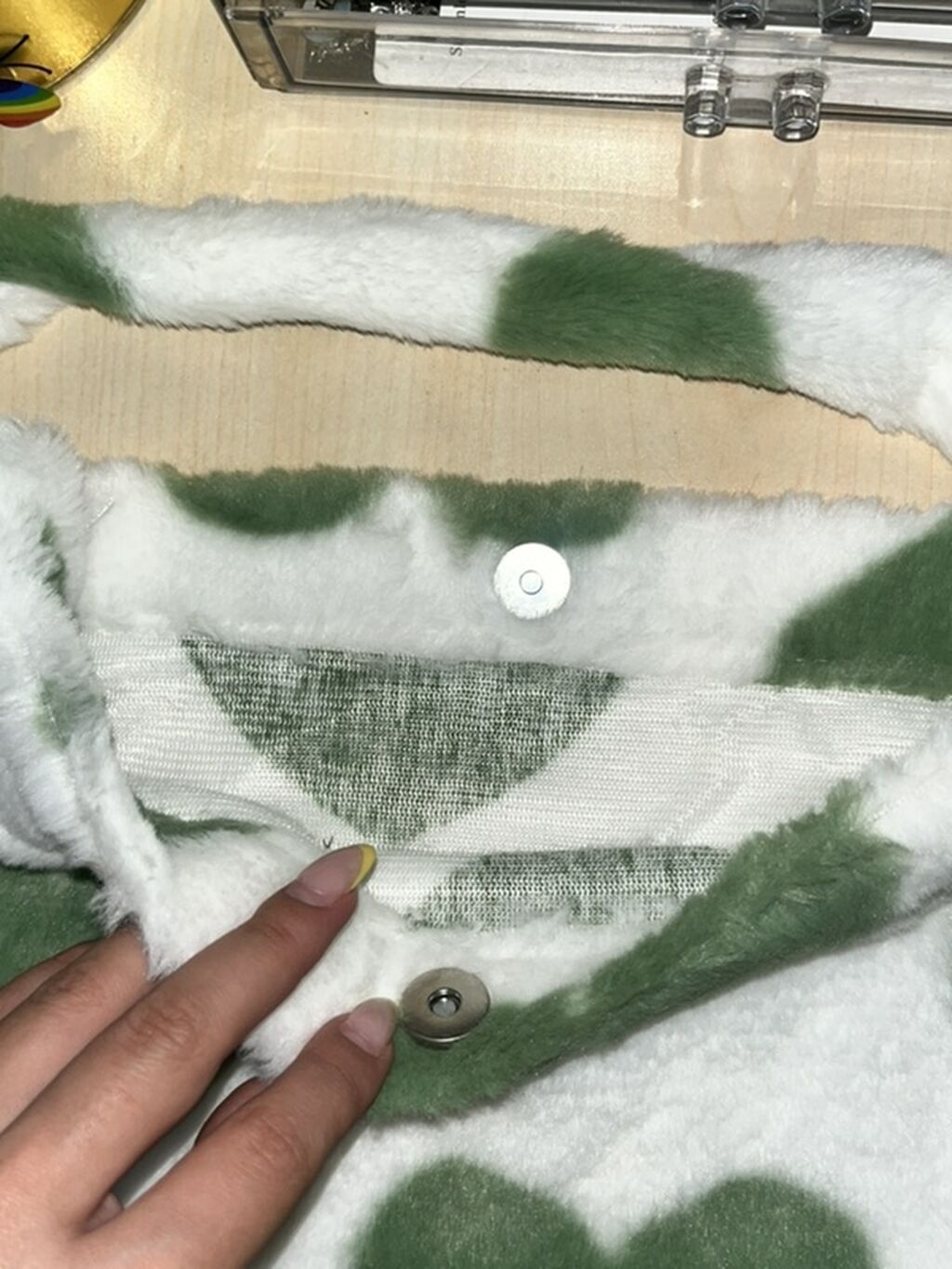 Yumşaq xəz materialdan hazırlanmış çiyin çantası. Ağ fon üzərində — Çantalar, Bakı (2)