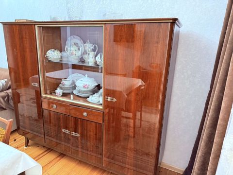 - Klassik üslublu bufet-vitrin mebeli - Material: parlaq laklı ağac — Masazır