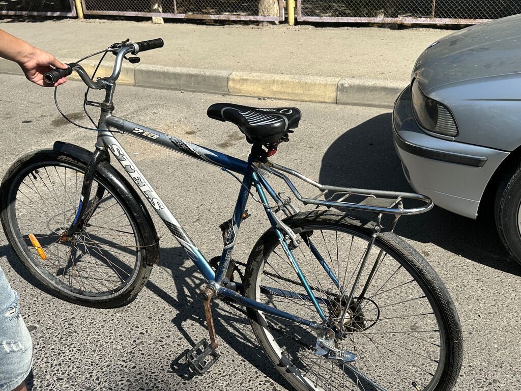 Şəhər/trek tipli velosiped – Stels 270 (yazısı kadra üzərində görünür)