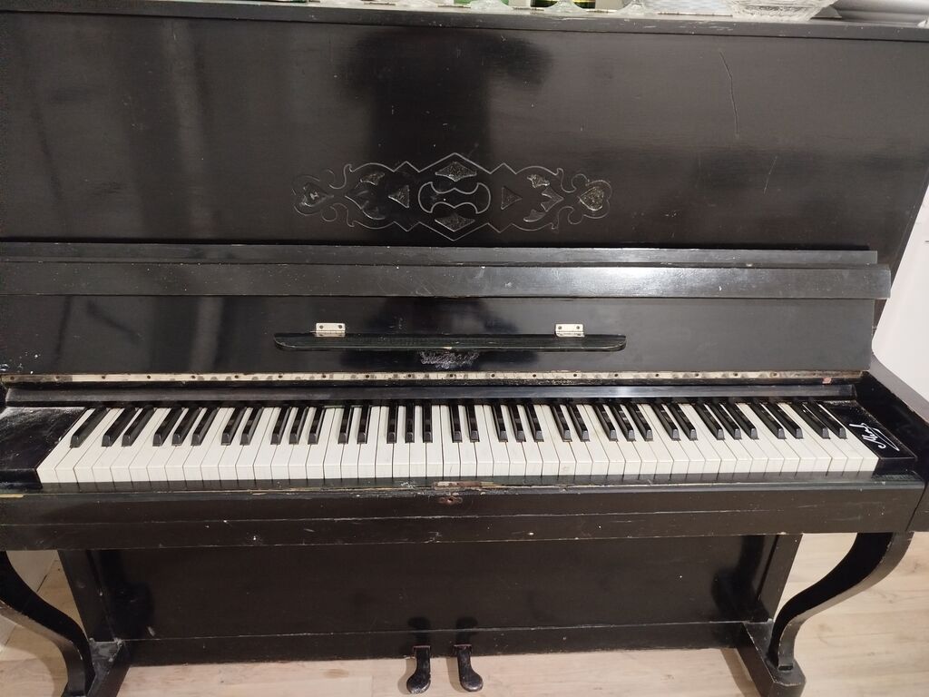 Qara rəngli akustik pianino satılır. Upright tipli klassik korpusa
