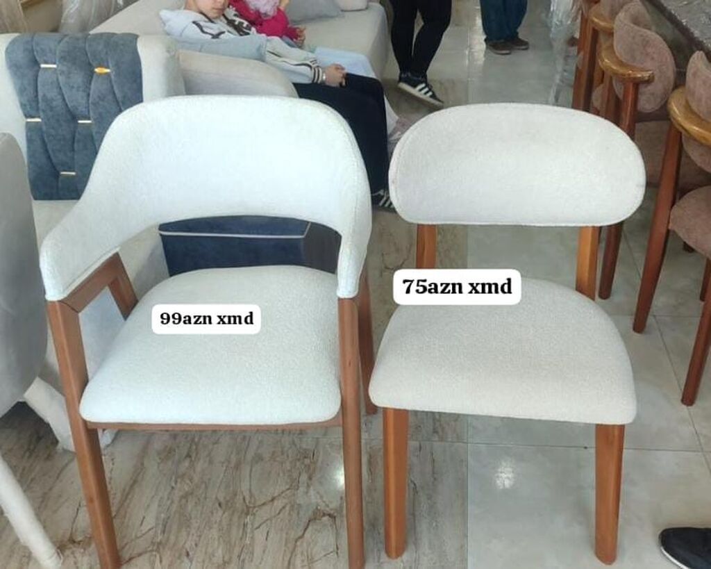 Ağ rəngli yumşaq toxumalı oturacaqlı taxta stullar. Model 1 (solda)
