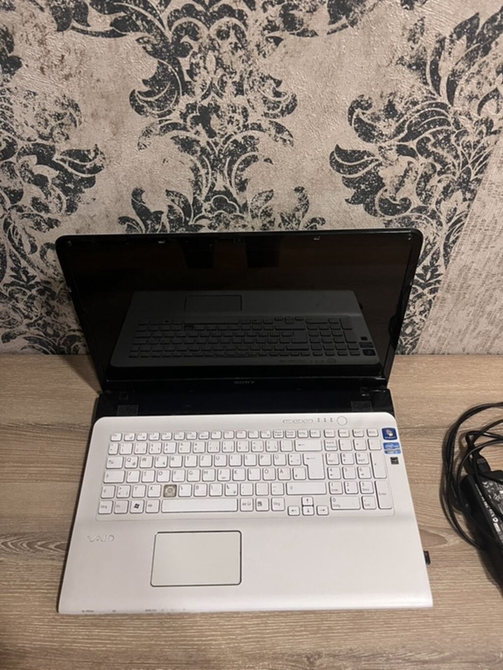 Sony VAIO noutbuk – ağ korpuslu, klassik dizayn. Xüsusiyyətlər: - — Sony, Bakı
