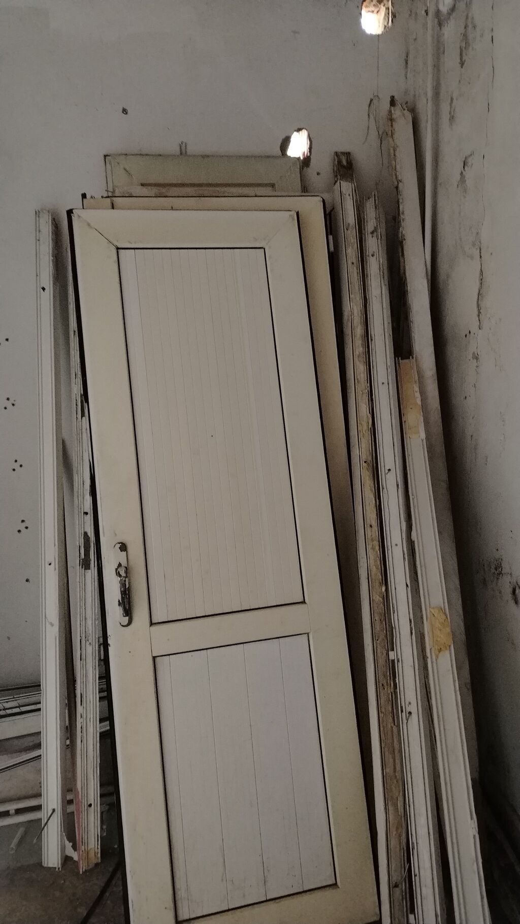 Ağ rəngli taxta qapılar və qutu-setləri - Material: ağ rəngə boyanmış — Mallar, Digah