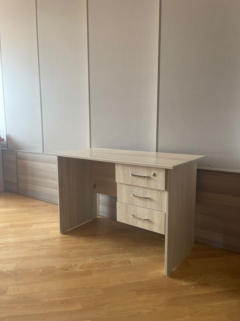 Stol 60 AZN stul 1 ədədi 10 AZN Kreslo 30 AZN : Açıq ağac rəngində — Ofis mebeli, Bakı (3)