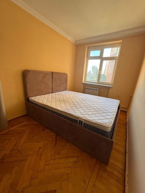 Matraslı yataq. Satılır 400 azn. 1,60*2 ölçüsünde. Bazalıdır. İdeal