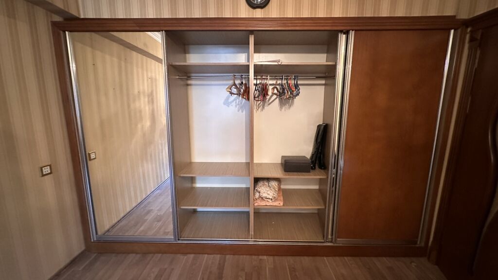 Geniş sürgülü qapılı divar dolabı satilir Uzunluq 3,35 Hundurluk 2,10 — Mebel, Bakı (2)