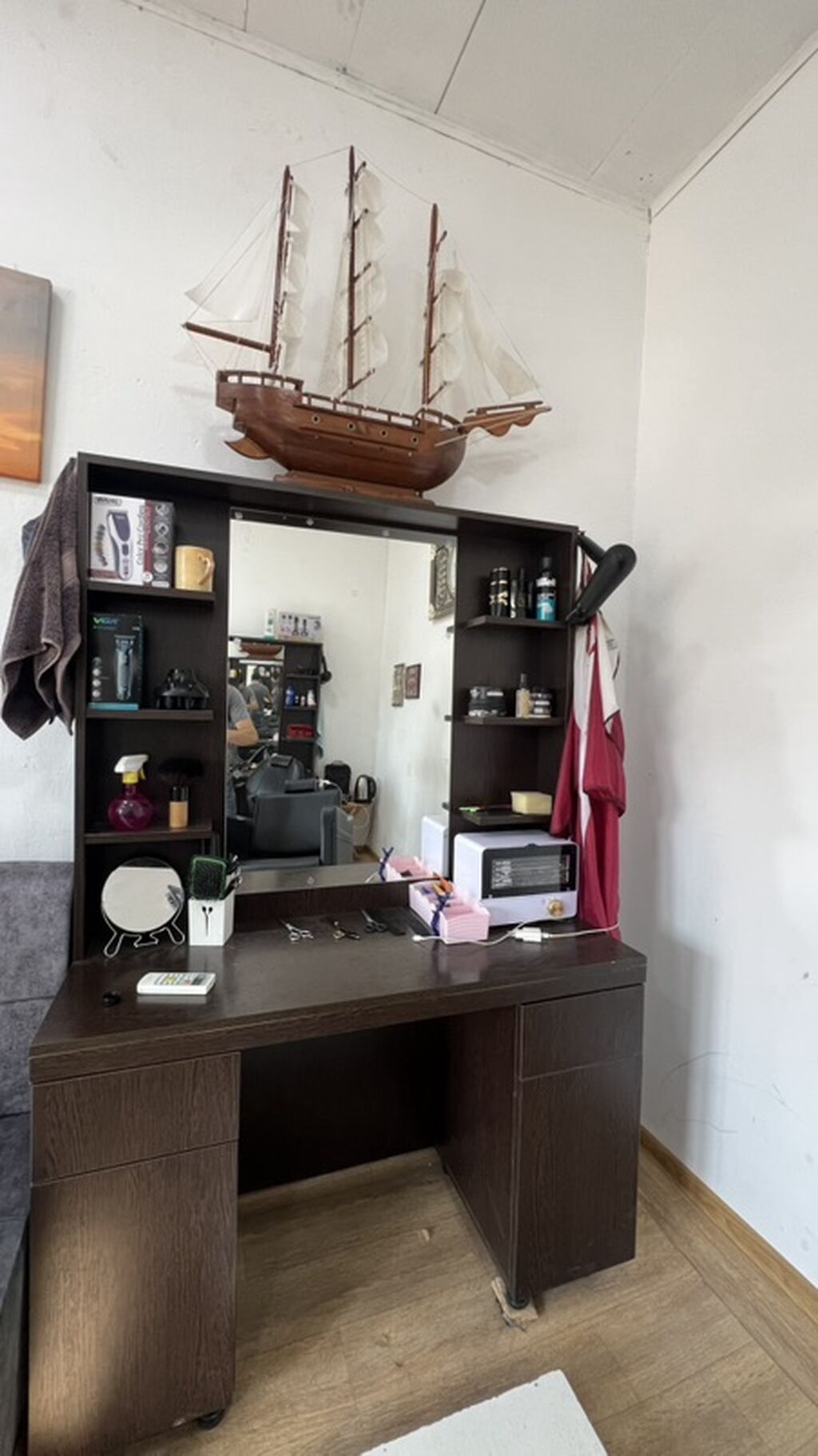 Razılaşma olacaq / bərbər salon üçün iş masası və güzgülü vitrin -