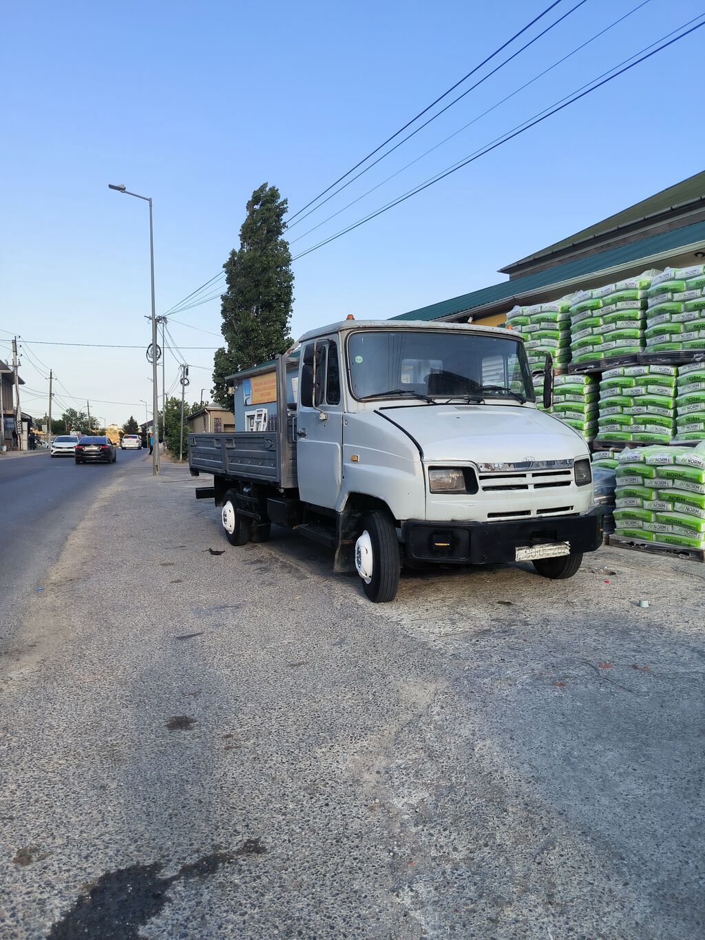 ZİL markalı açıq кузовlu yük avtomobili. Şəkillərdə ağ rəngli kabinə — Yük maşınları, Bakı (3)