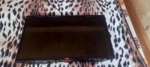 LG LCD/LED televizor - Ekran diaqonalı: təxminən 32" (təxmini ölçü; — Masazır