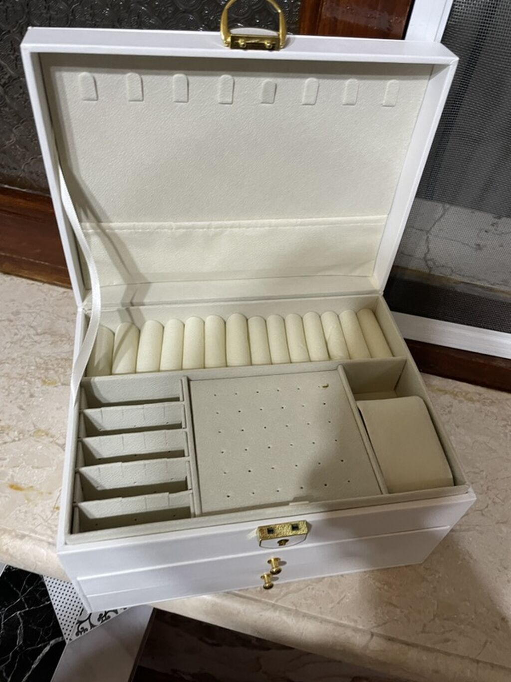Ağ rəngli çoxşöbəli zinət əşyaları qutusu - Material: xarici hissə — Gözəllik və sağlamlıq, Bakı (2)