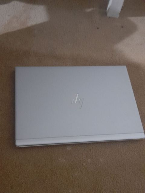 HP EliteBook noutbuku — gümüş rəng, işıqlanmalı klaviatura, 13–14 düym ekran