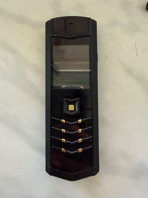 Təsvir:VERTU SIGNATURE- Klassik düyməli mobil telefon. Qara rəngli