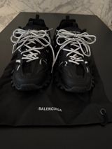 Balenciaga Track idman ayaqqabısı — Şəxsi əşyalar